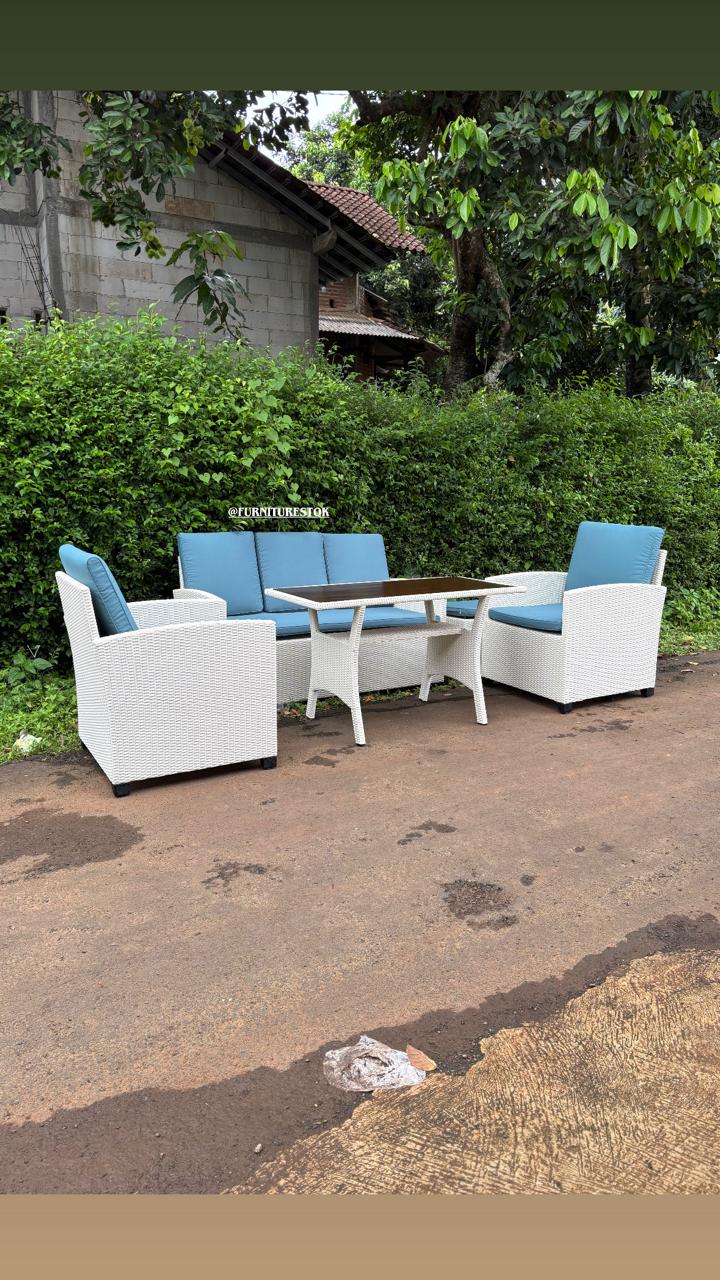 Meja mekan outdoor rattan sintetis